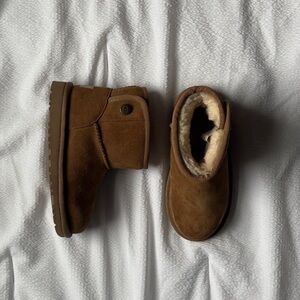 Girls UGG boots.  
Brown 
Size 12